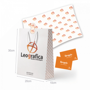 Kit 2  PREMIUM - 50 Sacola SL06 + 50 Lacres + 50 Papel de Seda + 50 Cartões Agradecimento Papel offset 180g Tamanho sacola 20x30x10cm Sacola branca com logo colorida   Indicado: Perfumes, cosméticos, lingerie, moda fitness, velas aromáticas, canecas e outros.