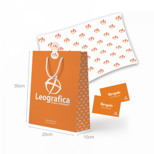 Kit 2  PREMIUM - 50 Sacola SL06 + 50 Lacres + 50 Papel de Seda + 50 Cartões Agradecimento Papel offset 180g Tamanho sacola 20x30x10cm Sacola colorido com logo colorida   Indicado: Perfumes, cosméticos, lingerie, moda fitness, velas aromáticas, canecas e outros.