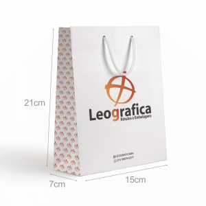 Sacola SL04 - 21x15x7cm Papel offset 180g Tamanho 21x15x7cm Sacola branca com com logo colorida ou 1 cor   Indicado: Clínicas Odontológicas, lojas de smartphones, óticas, moda fitness, artesanato.