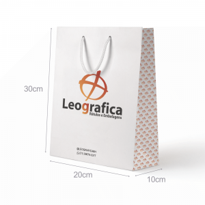 Sacola SL06 - 30x20x10cm Papel offset 180g Tamanho 30x20x10cm Sacola branca com com logo colorida ou 1 cor   Indicado: Perfumes, cosméticos, lingerie, moda fitness, velas aromáticas, canecas e outros.