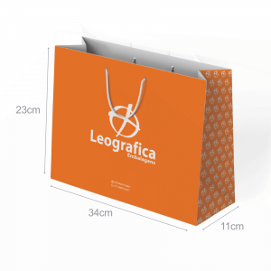 Sacola SL07  - 34x23x11cm Papel offset 180g Tamanho 34X23X11cm Sacola colorida com com logo colorida ou 1 cor   Indicado: Perfumes, roupas, cosméticos, lingerie, moda fitness, velas aromáticas, artesanatos e outros.